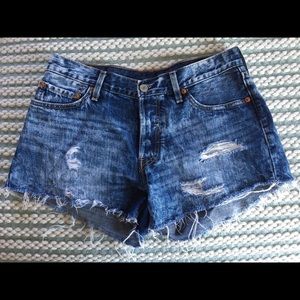 🎀 Levi’s Distressed Jean Shorts